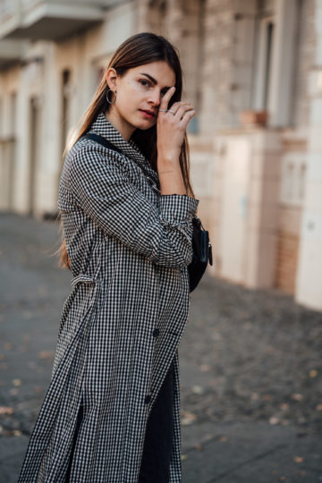 how to wear a checked trench coat