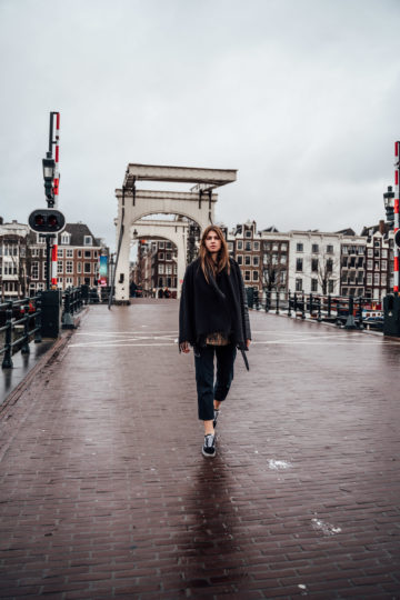Amsterdam Travel Outfit: outfit for rainy days || Fashionblog Berlin