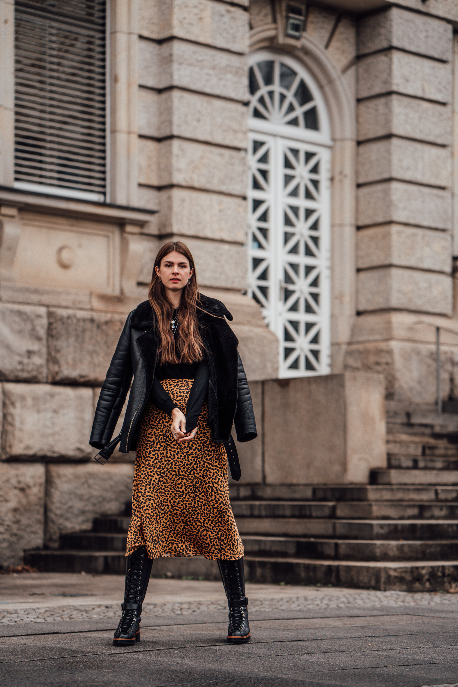 skirt and boots winter outfit