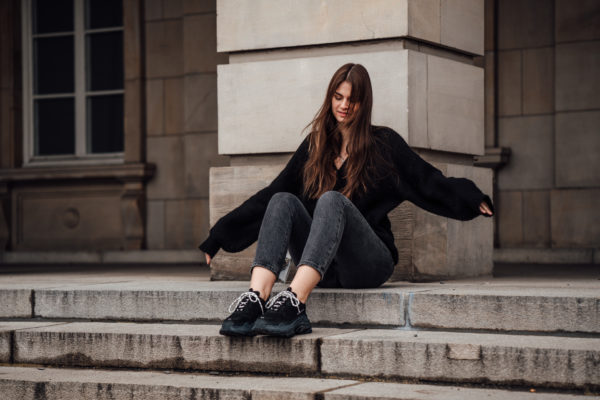 how to wear black Sneakers