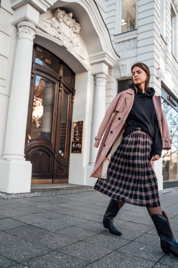 Casual Chic Winte Style Pleated Skirt and Cowboy Boots