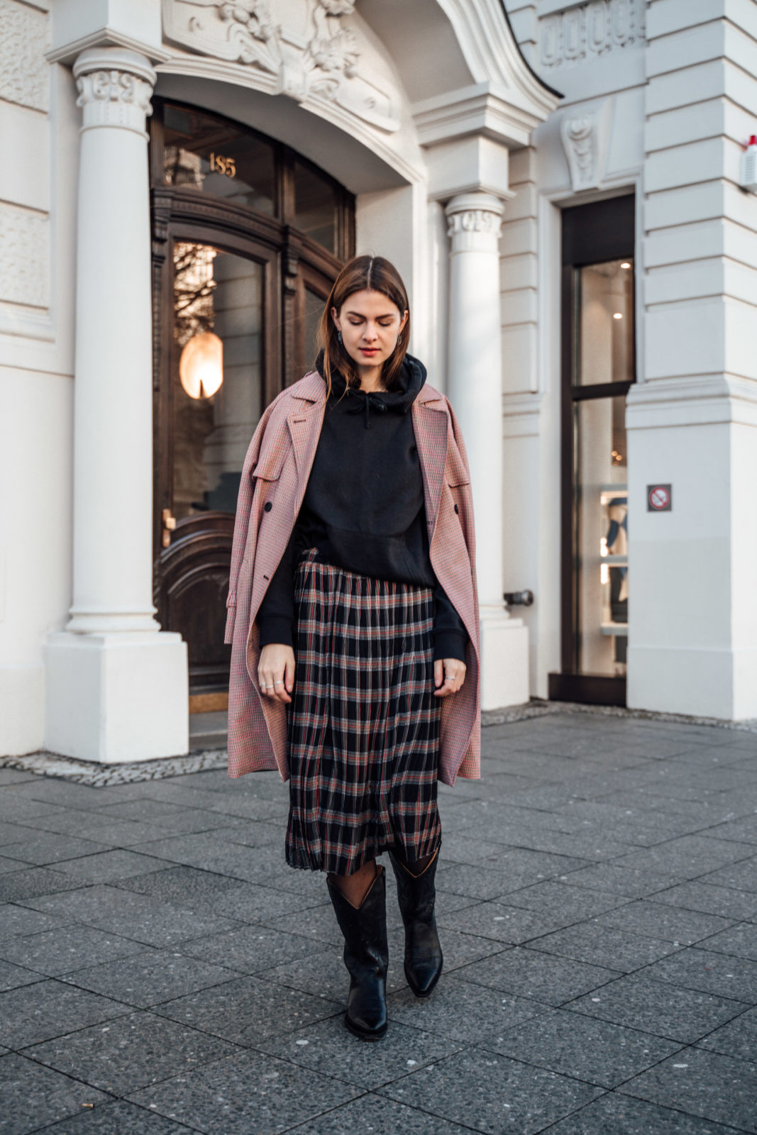 Casual Chic Winte Style Pleated Skirt and Cowboy Boots