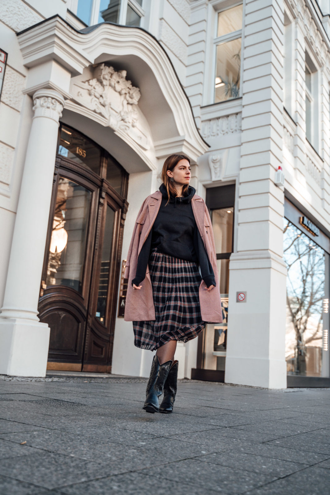Casual Chic Winte Style Pleated Skirt and Cowboy Boots