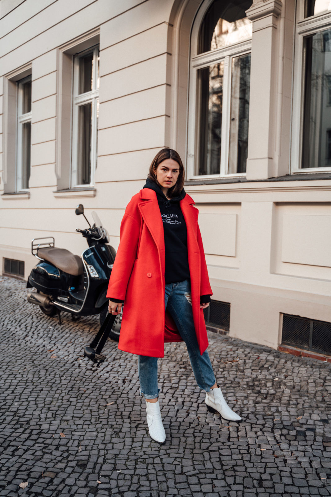 Wearing a red coat in winter || Fashionblog Berlin