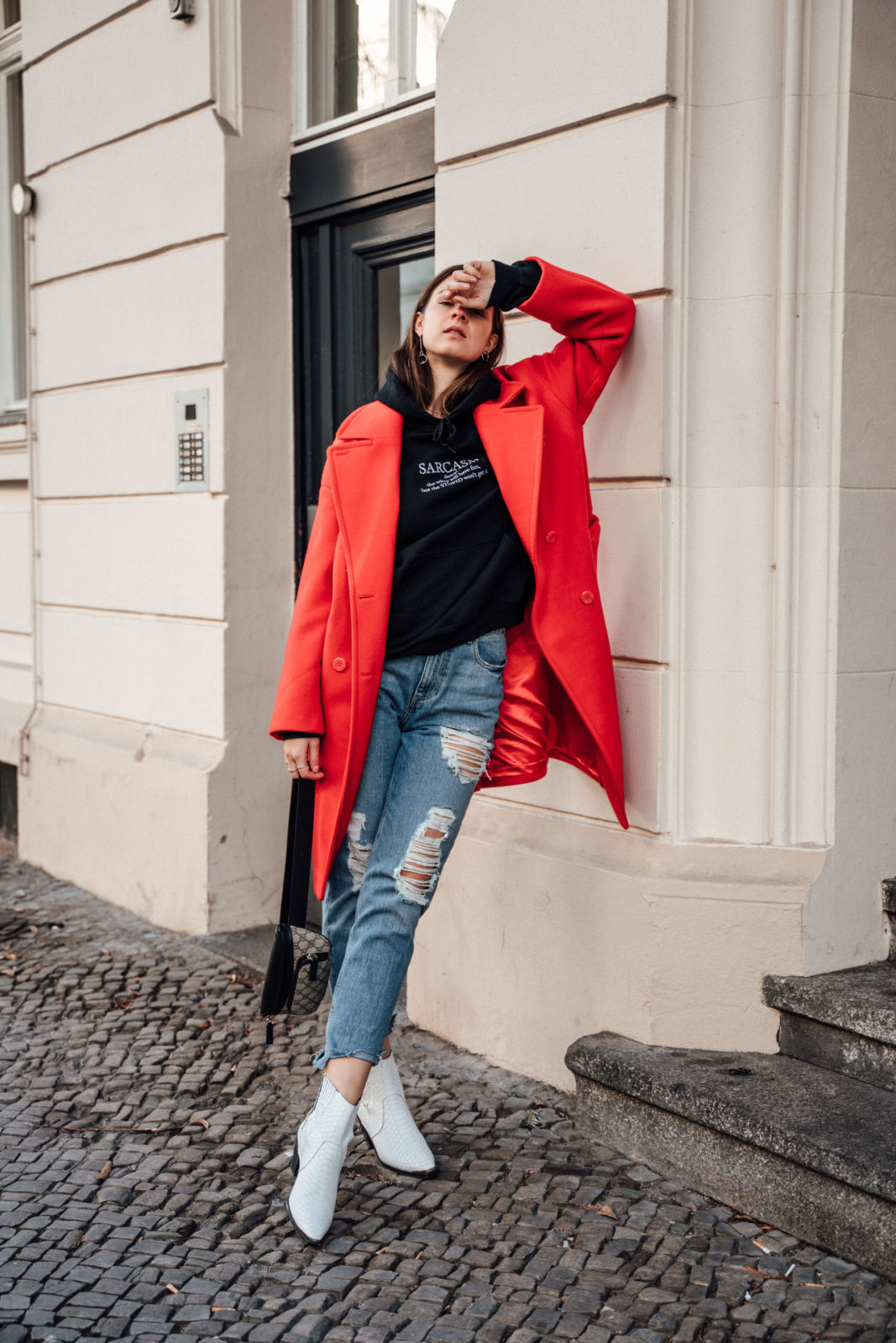 Wearing a red coat in winter || Fashionblog Berlin
