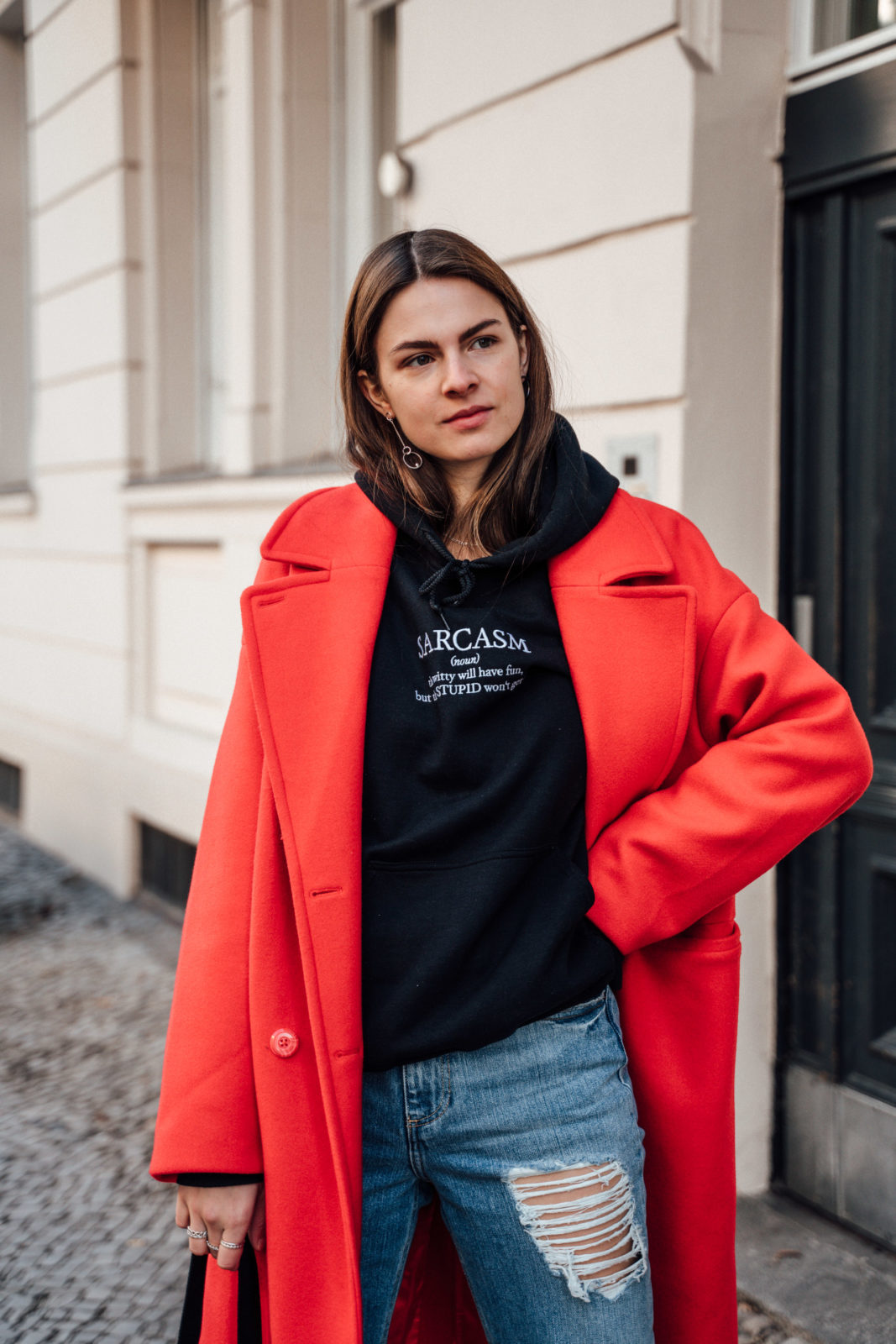 Wearing a red coat in winter || Fashionblog Berlin