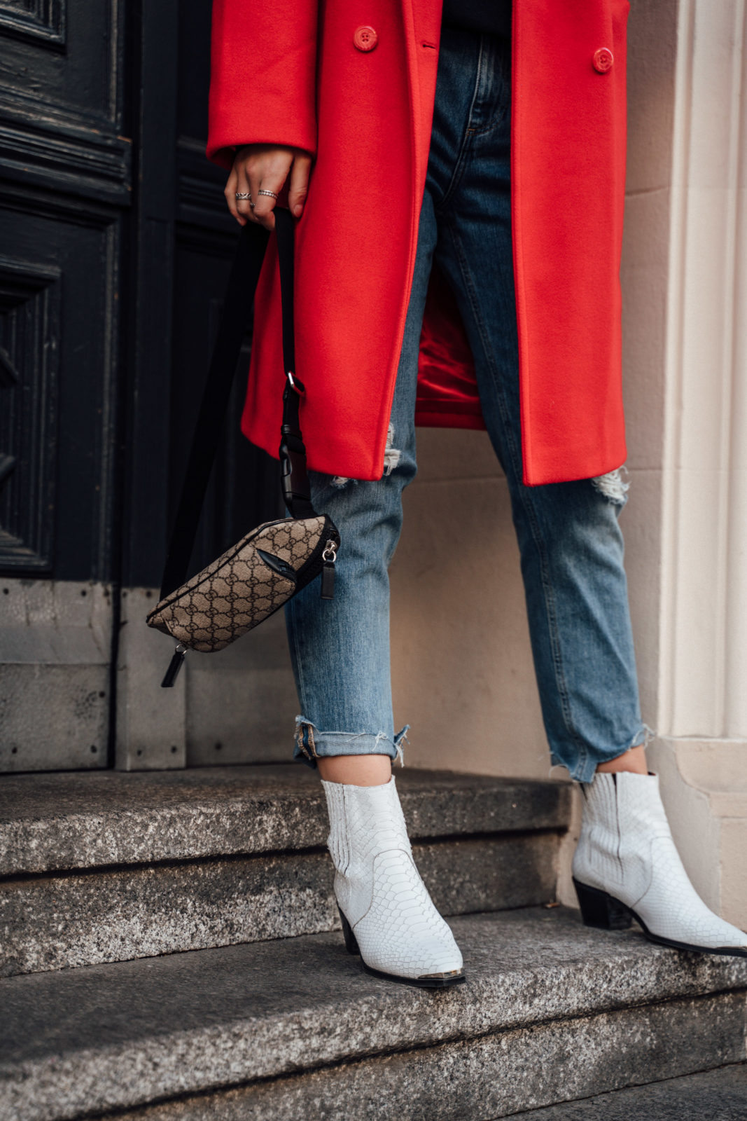 Wearing a red coat in winter Fashionblog Berlin