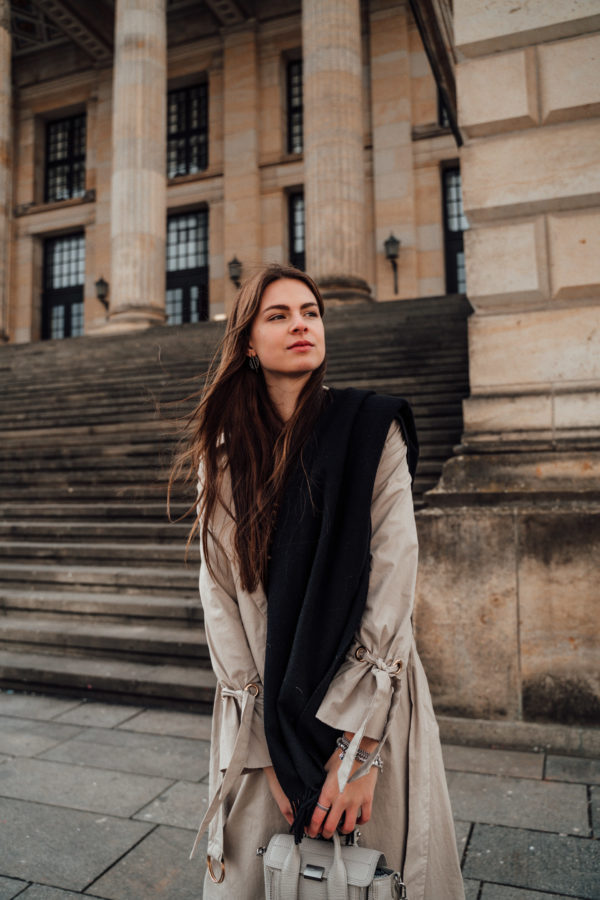 Trench coat with wide sleeves