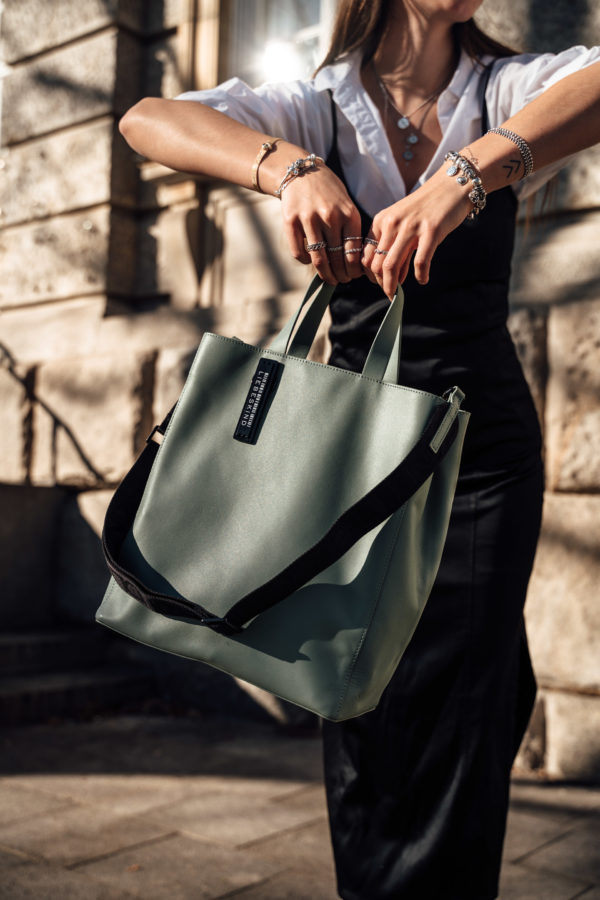 how to style a green bag