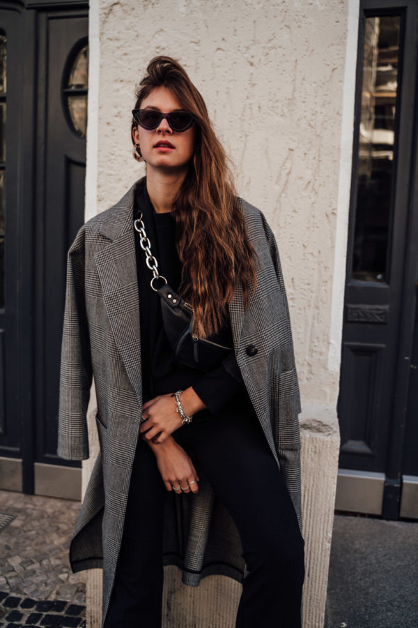Casual Spring Outfit: Long grey coat and an all black look