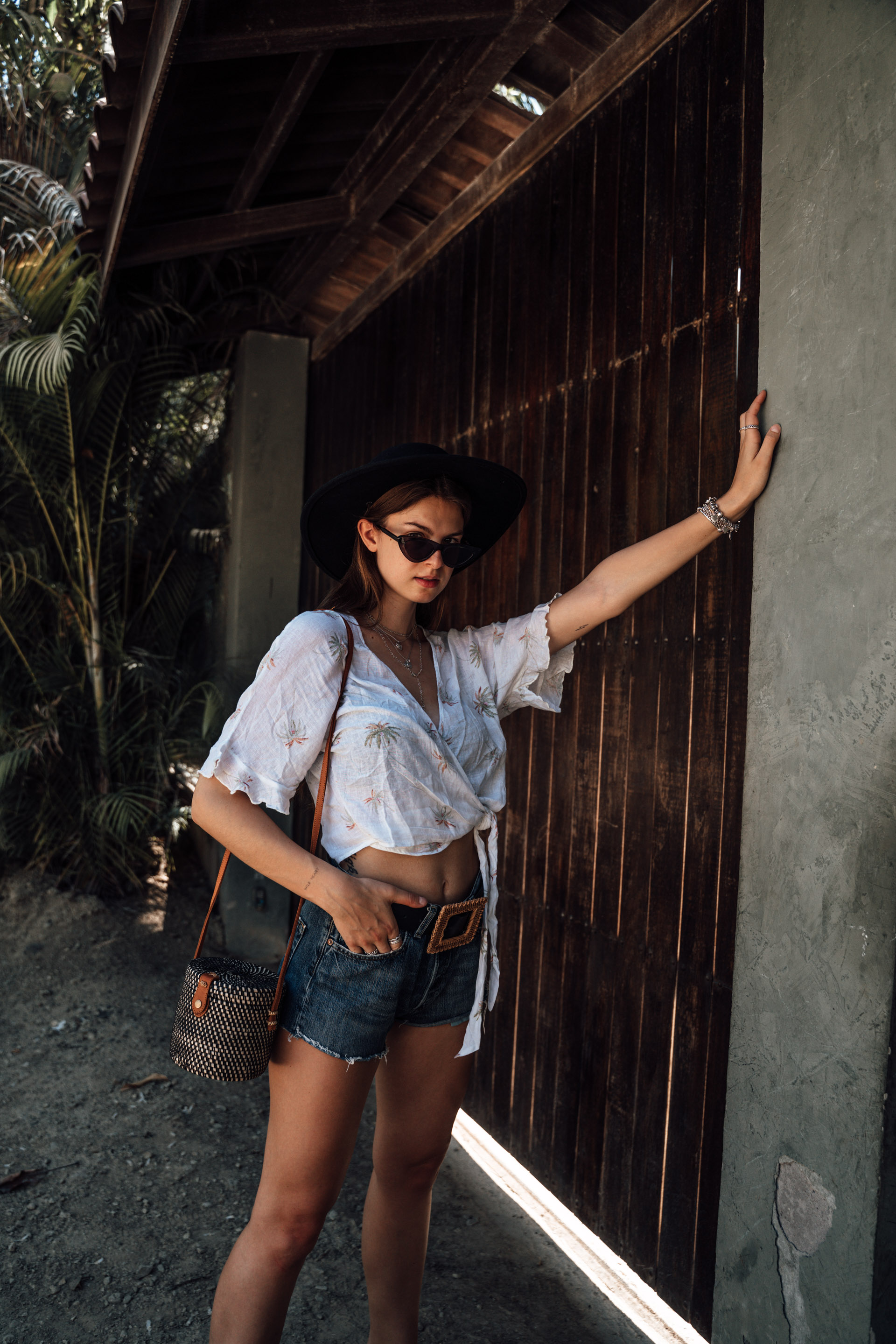 Simple Summer Outfit Denim Shorts and White Shirt Fashionblog Berlin