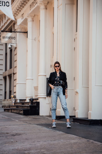 Wie trägt man eine Mom Jeans