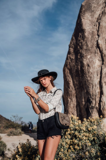 how to wear a black hat