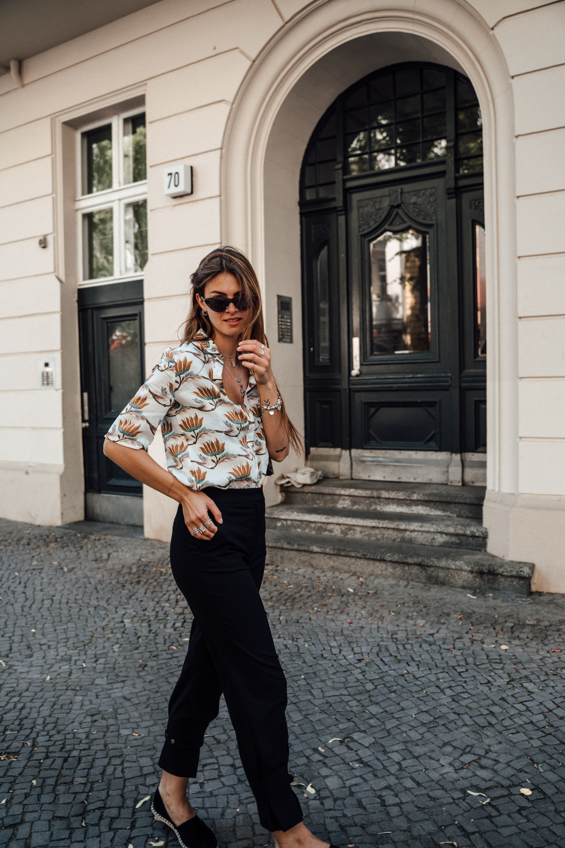 elegant schwarze hose kombinieren damen