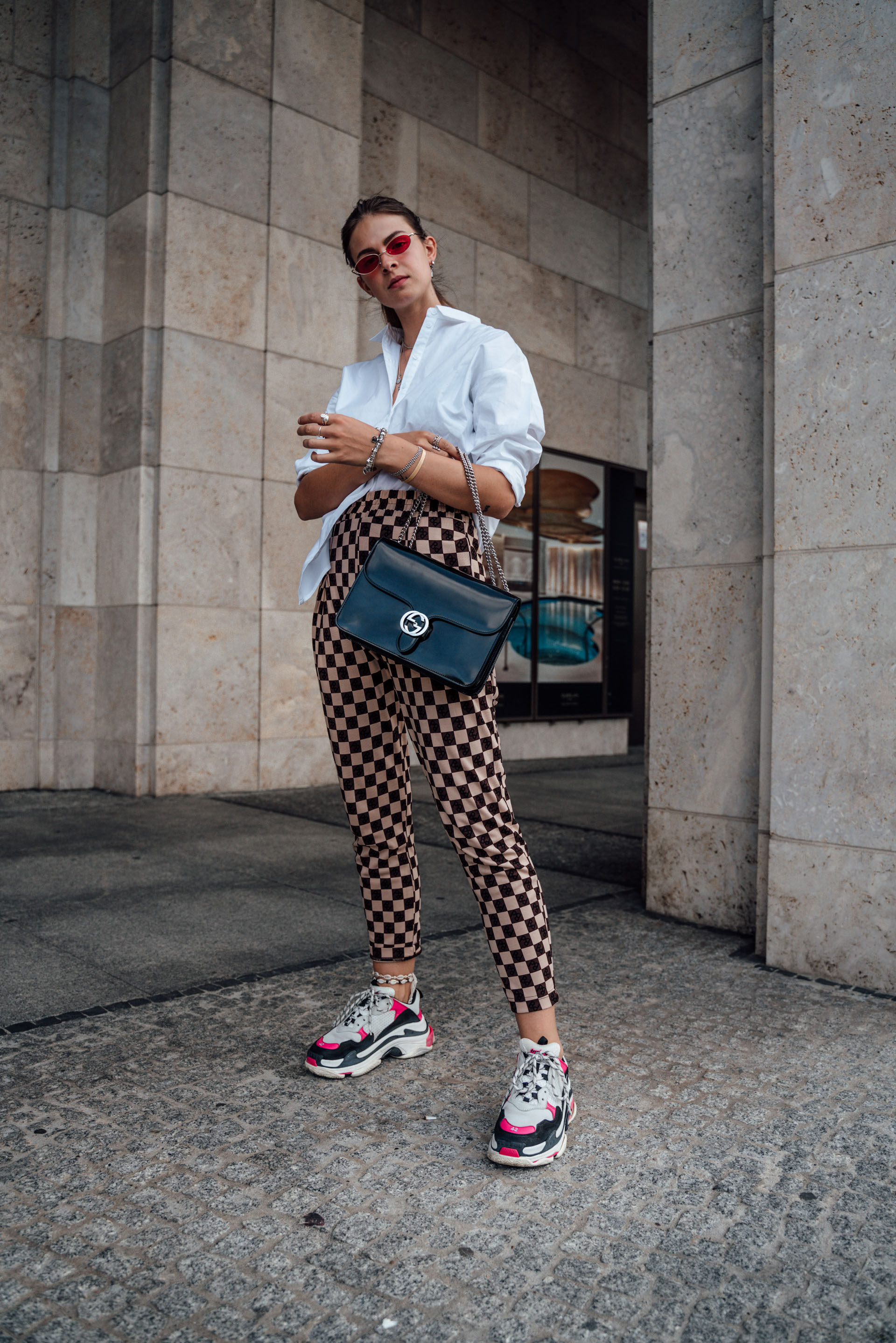 Check Pants, White Shirt and Ugly Sneakers || Fashionblog Berlin