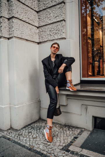 Wie trägt man eine Hose in Lederoptik