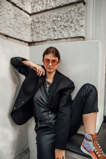 komplett schwarzes Outfit mit orangenen Accessoires
