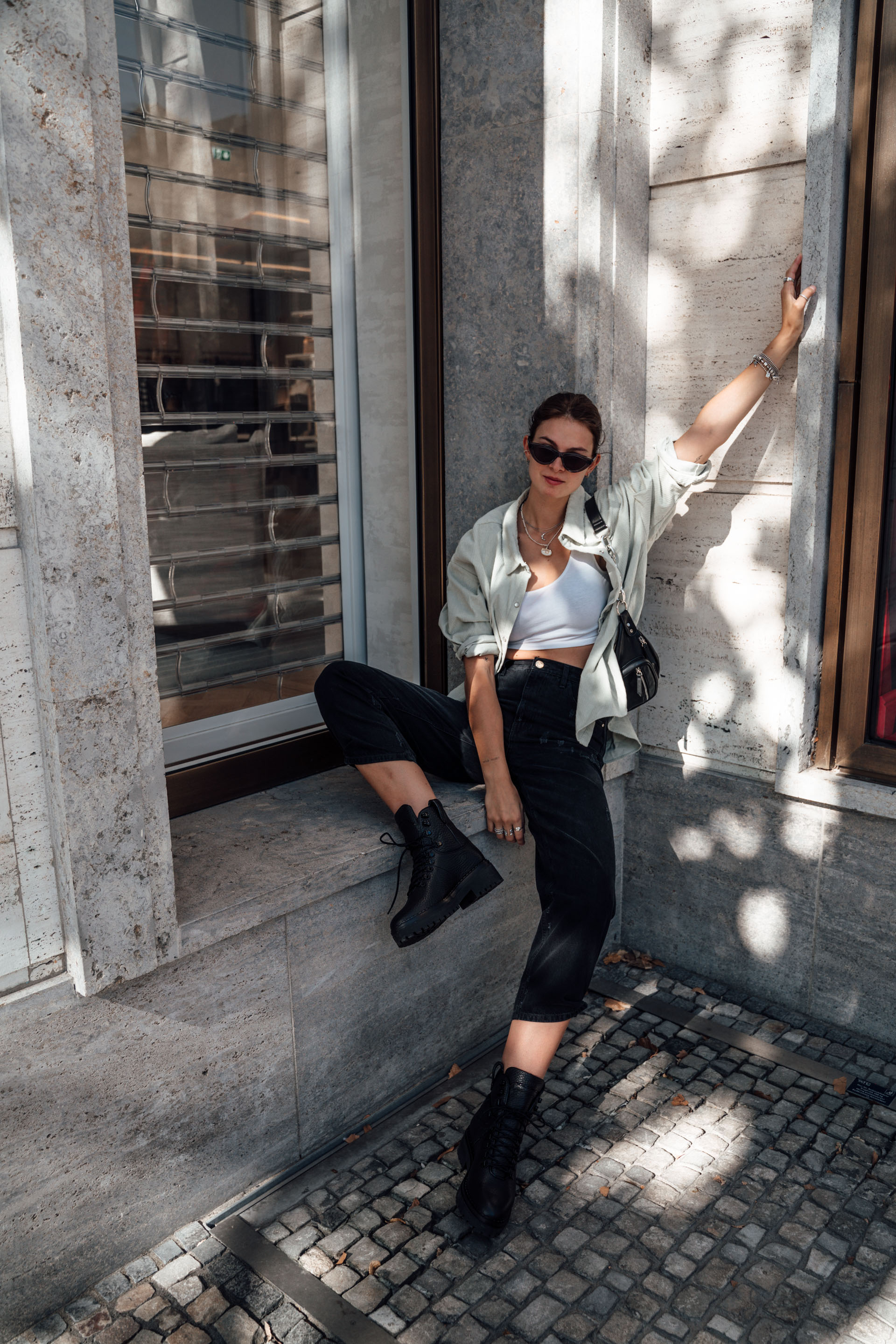 Combining an oversized shirt with a crop top and boyfriend jeans