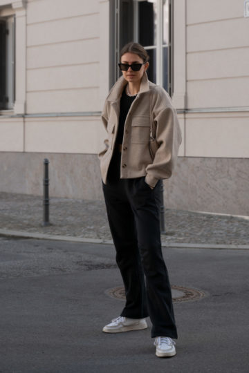 Gecroppte Jacke mit Jogger kombiniert