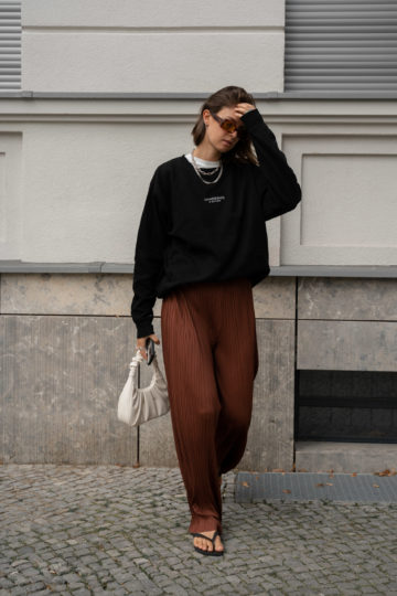 Casual Outfit mit Faltenhose und oversized Pullover