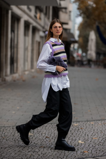 Strickveste über oversized Hemd
