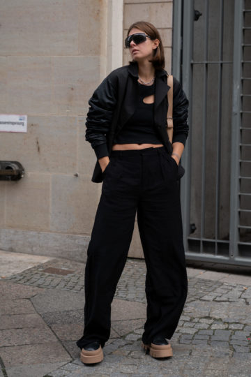 Schwarzer Look mit schneller Brille