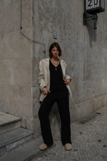 Schwarzes Set kombiniert mit beigem Blazer