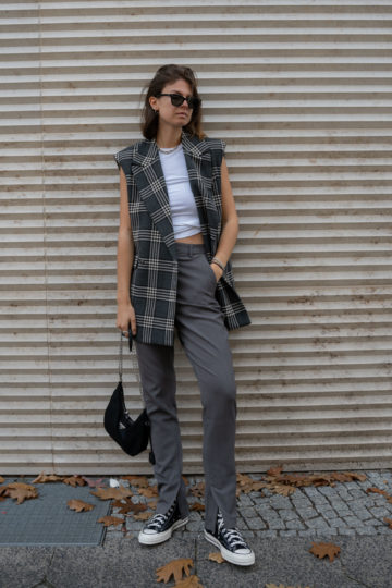 Legeres Büro Outfit mit karierter Weste