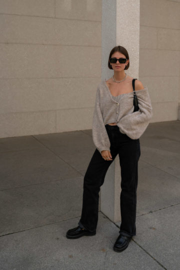 Oversized Cardigan, Crop Top und schwarze Jeans