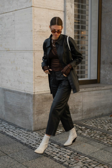 Lederzweiteiler und cremefarbene Boots
