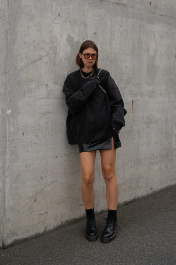 Minirock und oversized Pullover