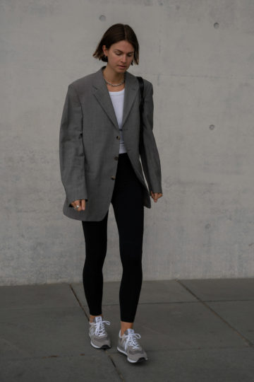 Leggings und oversized Blazer