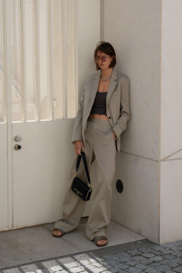 Oversized geschnittener Anzug und Birkenstock