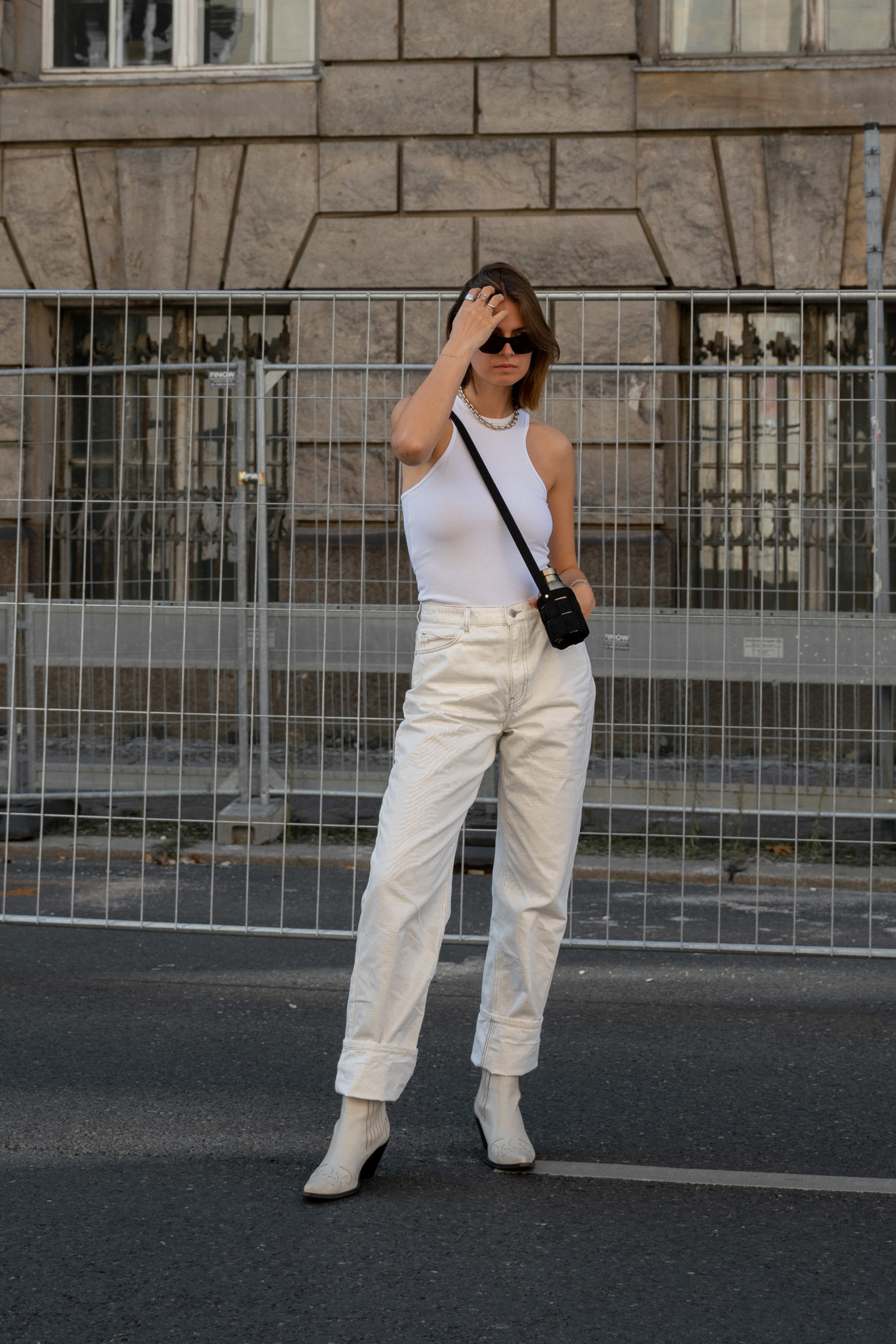 white-jeans-boots-bottle-bag-autunn-2-scaled.jpg