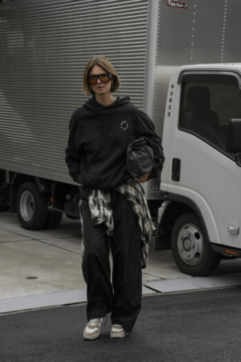 <strong>Layering & Detailing – Hemd oder Tuch um die Hüfte</strong>